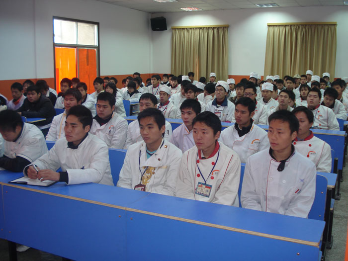 參會(huì)學(xué)生用心聆聽