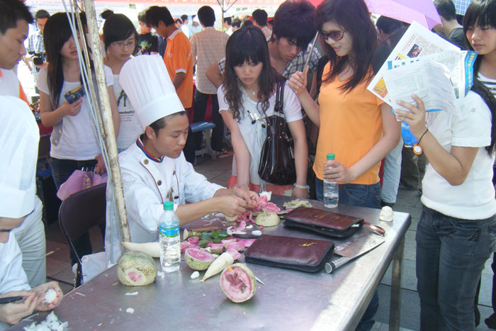 現(xiàn)場(chǎng)展示蘿卜花雕