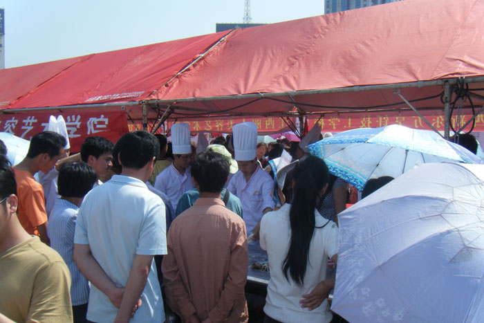 學(xué)生現(xiàn)場(chǎng)展示拉面技巧