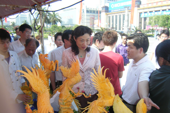 省領(lǐng)導(dǎo)團(tuán)隊(duì)參觀學(xué)生現(xiàn)場(chǎng)雕刻作品