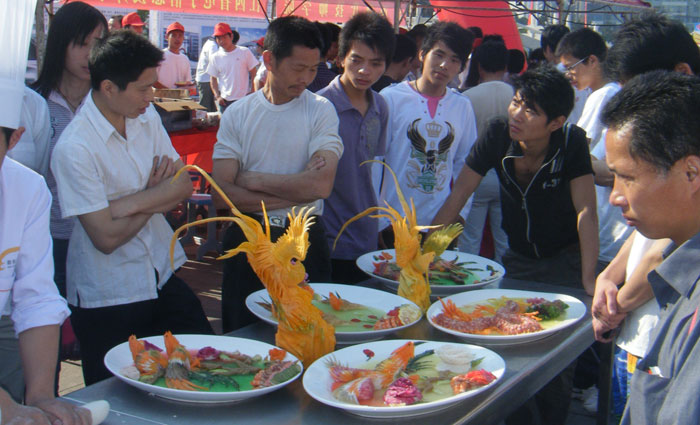 吸引參觀人群的拼盤和雕刻作品展臺(tái)