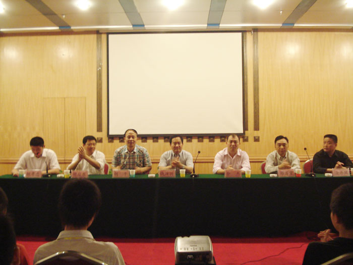 參加2009年全國(guó)餐飲業(yè)中餐廚政管理師培訓(xùn)開(kāi)學(xué)典禮的領(lǐng)導(dǎo)