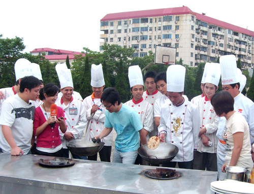 節(jié)目主持人與學生翻鍋比拼