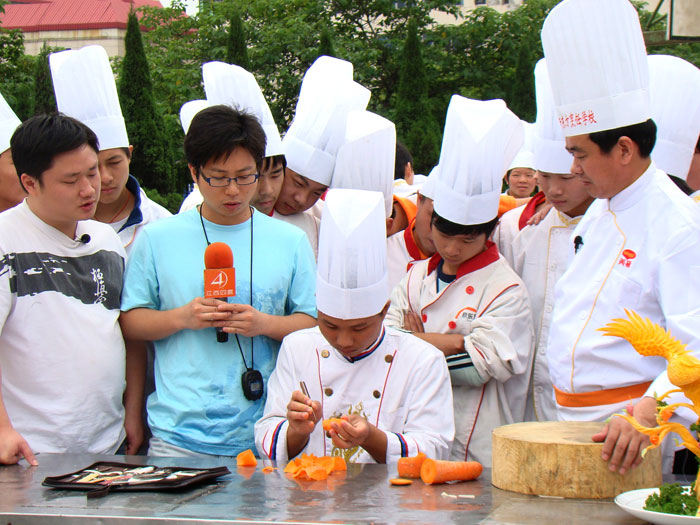學生展示速度花卉雕刻