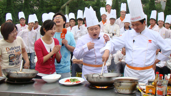 胡應(yīng)東大師的烹飪技術(shù)讓主持人叫絕