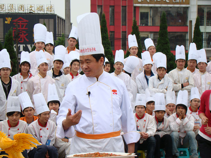 教務(wù)處胡應(yīng)東大師講解《酒香白魚》的烹調(diào)技巧