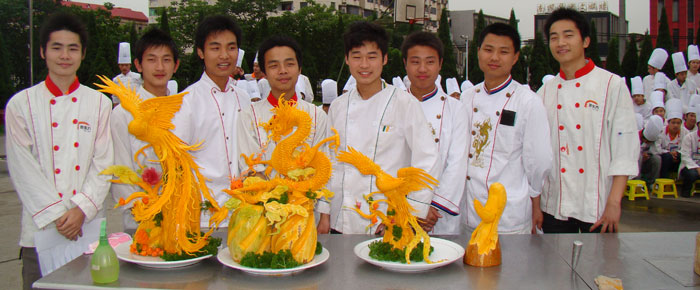 學生雕刻作品展示合影