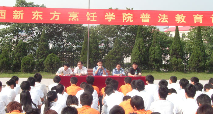 學(xué)生們認真聽講