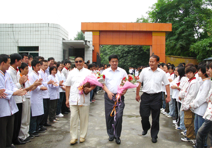 涂教授和胡大師受到貴陽新東方烹飪學(xué)院的熱烈歡迎