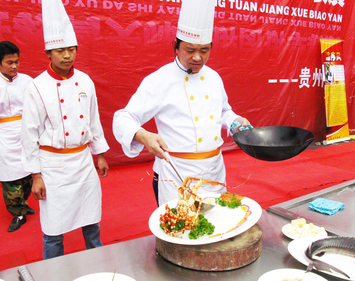 胡大師烹制的粵菜經(jīng)典菜:上湯焗龍蝦