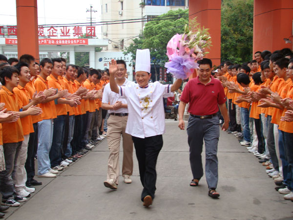 全校師生熱烈歡迎拉面奇人吳斌大師的到來