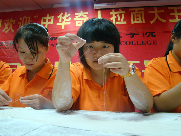 吳斌大師制作的可穿針細如發(fā)絲的拉面