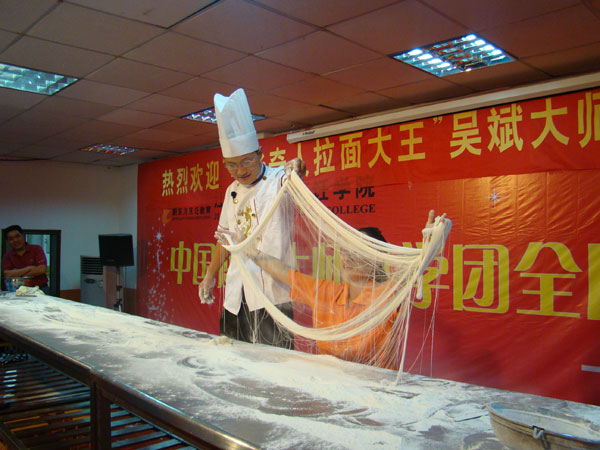 吳斌大師現(xiàn)場指點教導學員現(xiàn)場制作龍須拉面