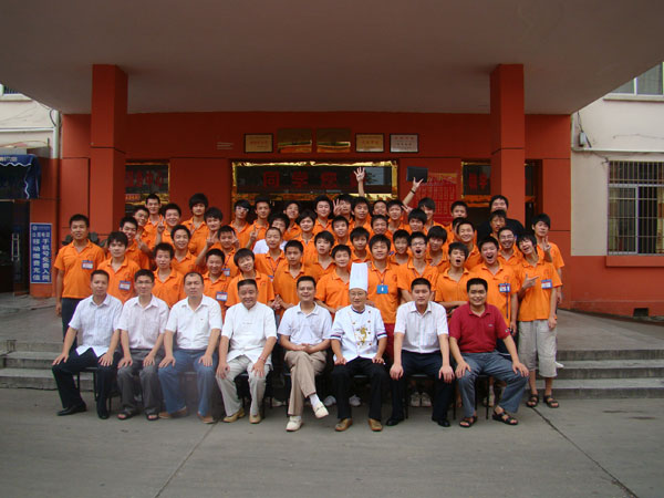 高級技術金領專業(yè)0905班的學員和大師合影留念