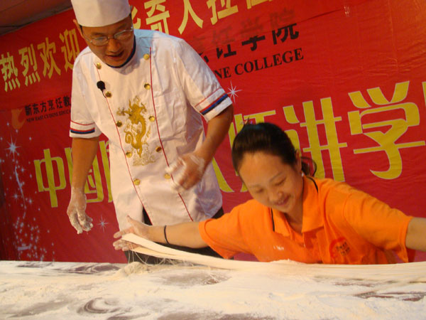 吳斌大師現(xiàn)場指點教導學員現(xiàn)場制作龍須拉面