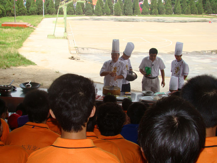 王浩大師在講解示范教學(xué)菜品的烹飪技巧和注意事項(xiàng)