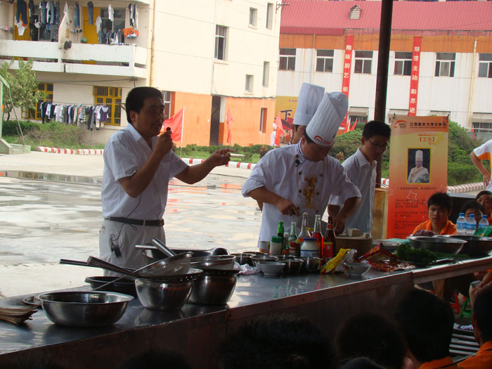 教務(wù)主任孔翔大師在講解王浩大師的烹飪技巧和涉及的烹飪知識(shí)