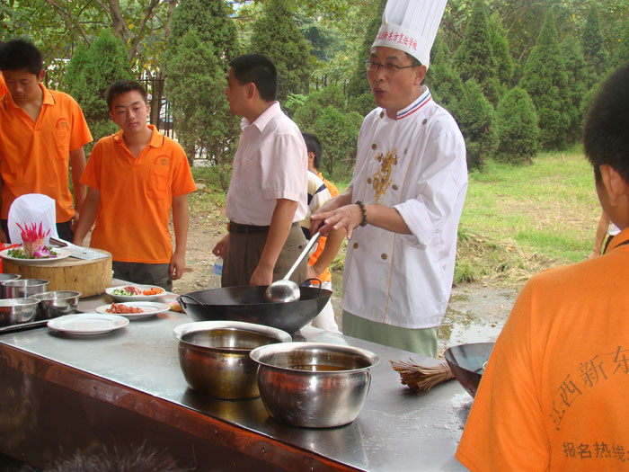 烹飪大師萬仁里大師在講解烹飪技巧和注意事項(xiàng)