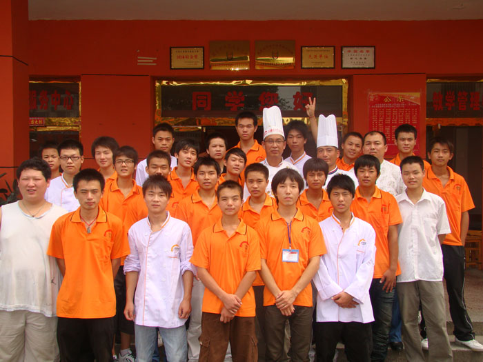 我院部分學(xué)員和萬大師合影留念