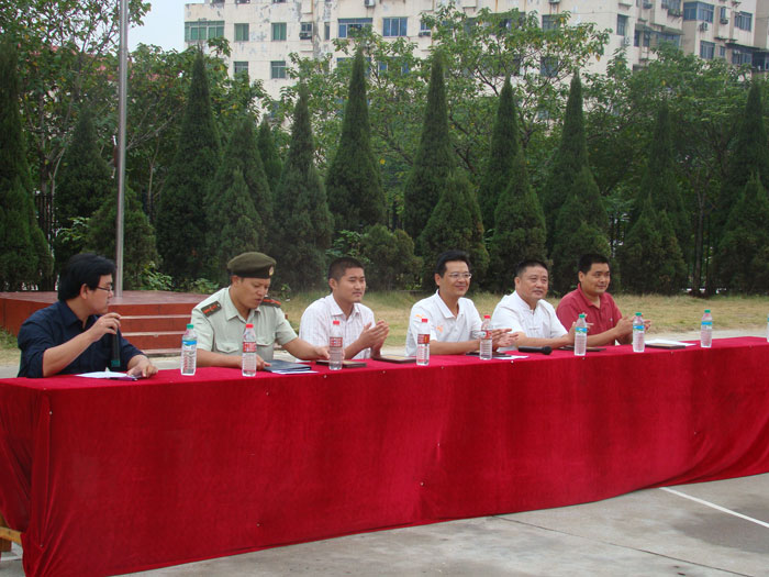 出席2009年秋季新生班級軍訓(xùn)總結(jié)會的院領(lǐng)導(dǎo)和嘉賓