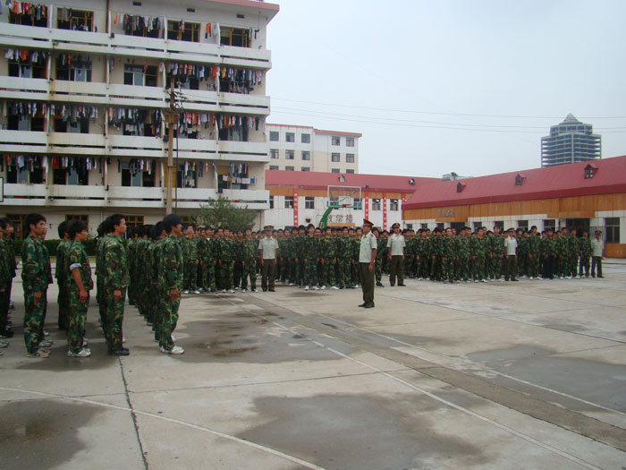 等待檢閱的整齊學(xué)員方隊