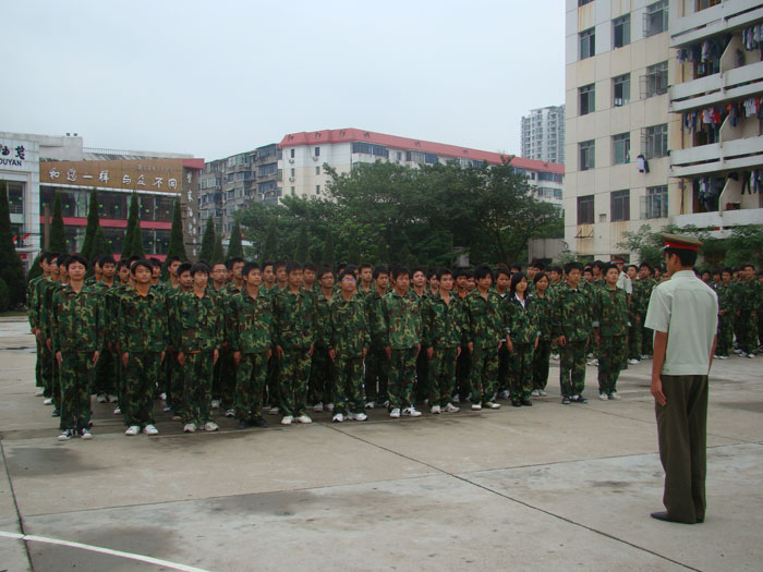 接受檢閱的新生班級方隊隊列
