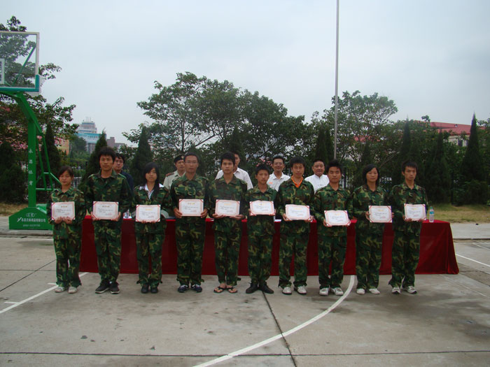 表彰軍訓(xùn)期間表現(xiàn)優(yōu)良的學(xué)員