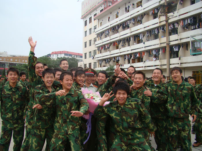 學(xué)員和軍訓(xùn)教官合影留念