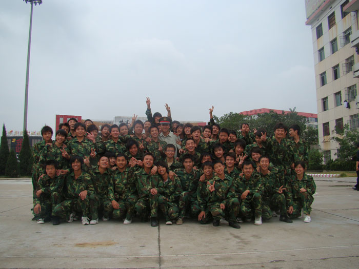 學(xué)員和軍訓(xùn)教官合影留念