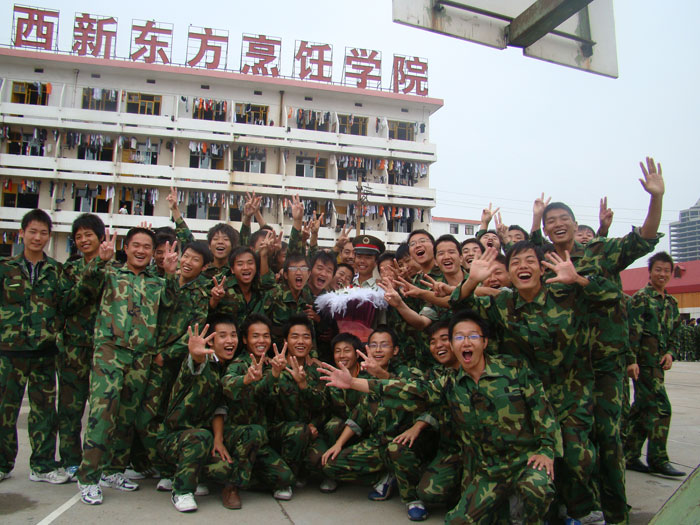 學(xué)員和軍訓(xùn)教官合影留念