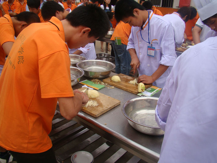 沉著穩(wěn)定的新生刀功大賽參賽學(xué)員