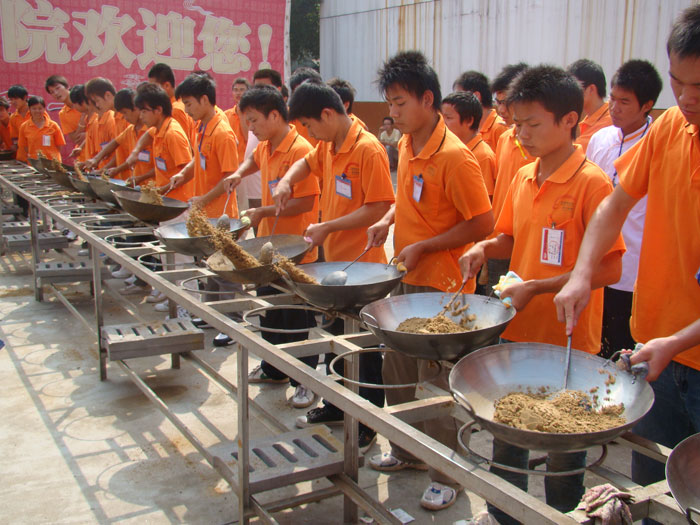 激烈的新生翻鍋競(jìng)爭(zhēng)