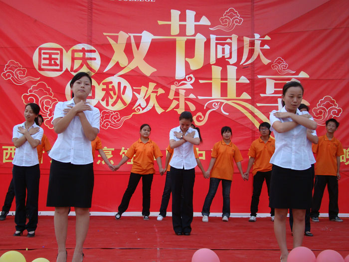 咨詢老師和全能0907班的學(xué)生共同表演手語舞蹈《感恩的心》