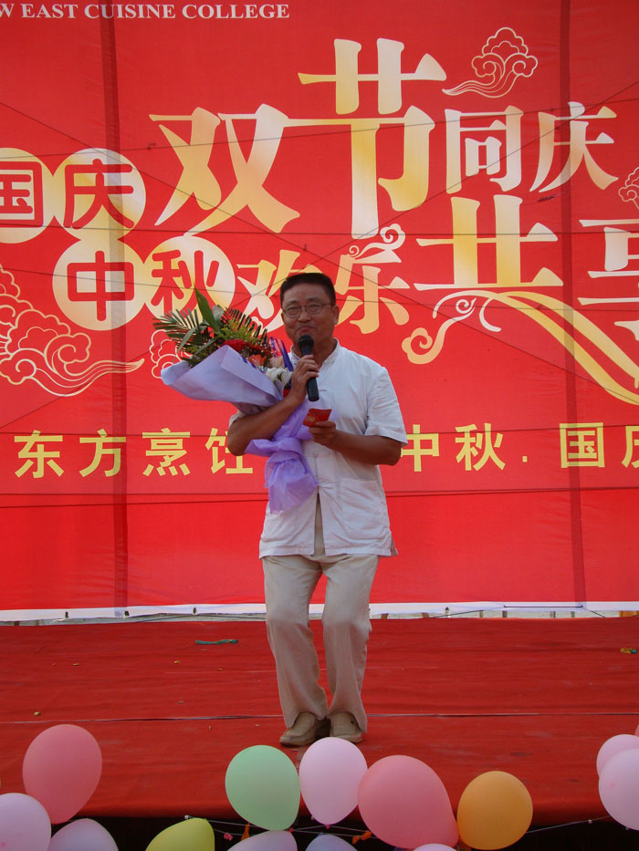 我院涂序鳳大師表演單人脫口秀