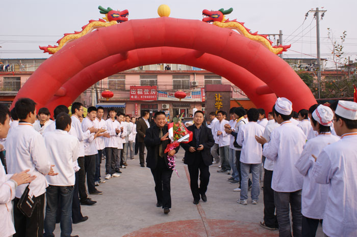 北京新東方烹飪學(xué)校師生熱烈歡迎我院涂序鳳大師