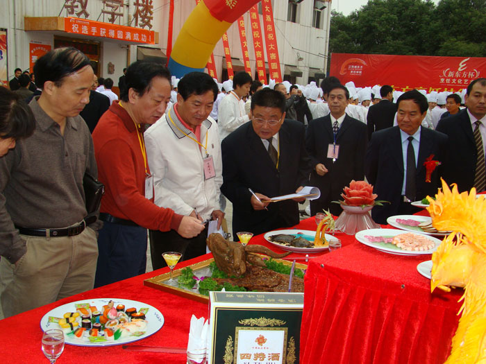 專業(yè)團體賽專家評委認真細致評分