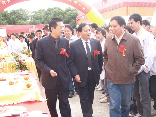 ��Ժ�I(l��ng)��(d��o)��ͬ�����_Ļʽ���e���^�W(xu��)�T���ĈF(tu��n)�w��ϯ�O(sh��)Ӌ(j��)չ