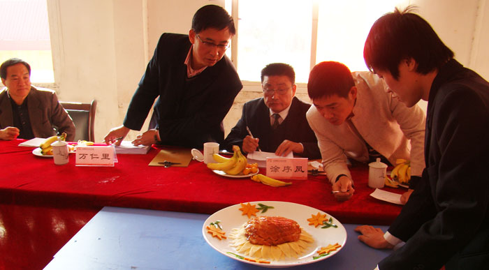2009年新東方杯烹飪技能大賽評委在認真品評學員作品