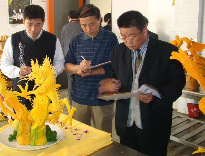 2009年新東方杯烹飪技能大賽評委認真品評