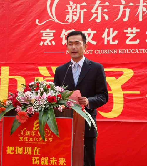 學(xué)院徐主任代表學(xué)院歡迎學(xué)子們的到來(lái)