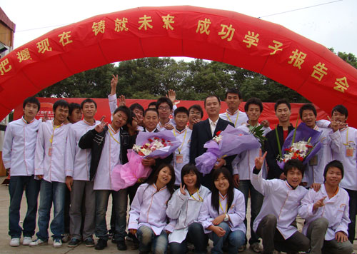 學(xué)員和學(xué)子合影留念