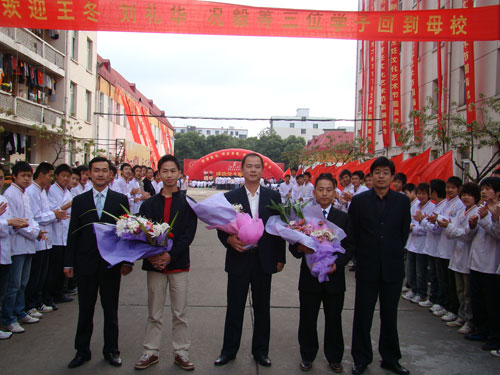 學(xué)院師生熱烈歡迎學(xué)子回母校