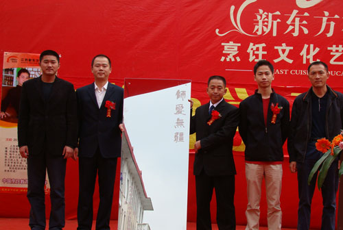 學(xué)子們給母校獻(xiàn)禮感恩