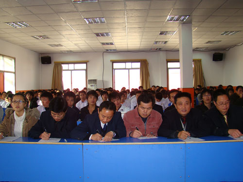 認(rèn)真聆聽的評(píng)委和學(xué)員們