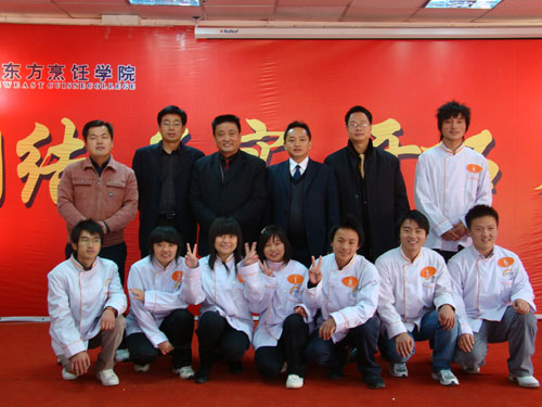 決賽參賽學(xué)員和評(píng)委們合影留念