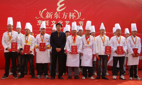 2009年新東方杯烹飪技能大賽雕刻組獲獎選手合影