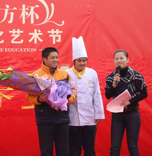 2009年新東方杯烹飪技能大賽個人熱菜特金獎獲得者與父親分享榮譽