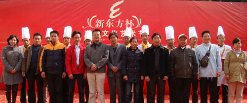 我院許院長和參加本次閉幕式的家長嘉賓及其獲獎學(xué)員合影留念