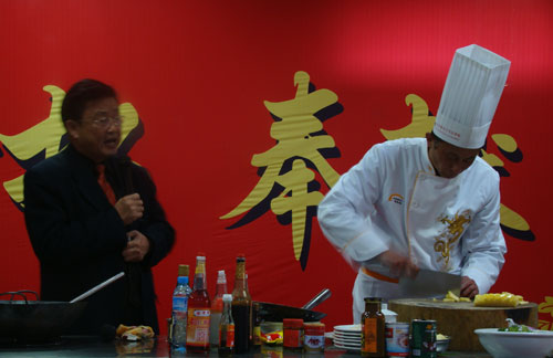 我院涂序鳳大師在講解韓建強(qiáng)大師的烹飪要點(diǎn)