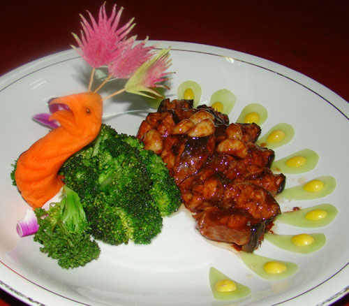 韓建強(qiáng)大師示范教學(xué)的“孔雀黃燜鰻魚”